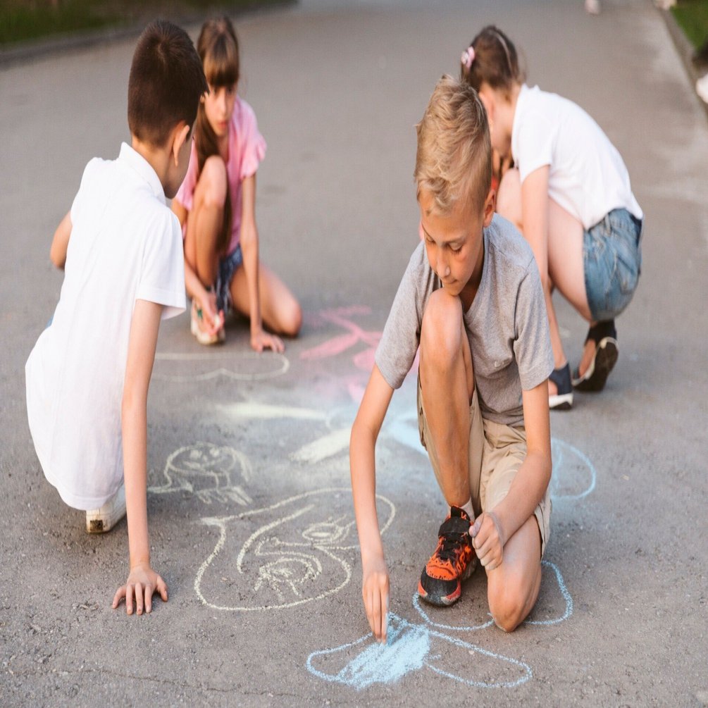 イギリスの住宅街 新しい袋小路にできた広場で遊ぶ子供たち Global Research 都市計画 地方創生 Sdgs Note