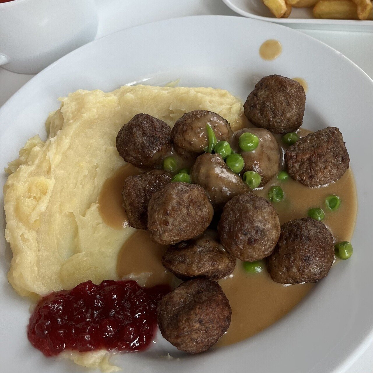 Ikeaのミートボールにはりんごベリージャム が添えられている 初めて食べた時は これはないよなぁ って思い パンにつけて食べた気がする でも 何度か食べていると ミートボール につけて食べるのが当たり前 F Kawabata Note Ikeaのミートボールにはりんごベリージャム が添えられている 初めて食べた時は これはないよなぁ って思い パンにつけて食べた気がする でも 何度か食べていると ミートボール につけて食べるのが当たり前 F Kawabata Note