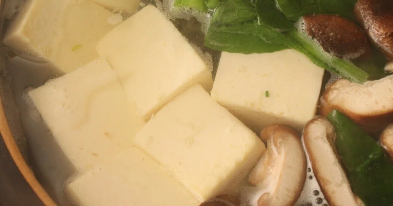 塩と鍋が決め手の本格湯豆腐｜樋口直哉(TravelingFoodLab.)