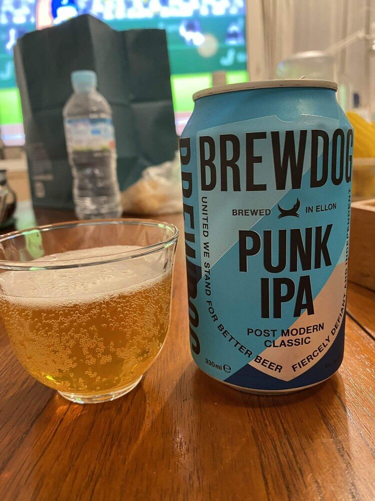 Punk IPA 美味しいわー　https://whisk-e.co.jp/products/punkipa/  日本は幸せな国ですな。苦味が強いのは言うまでもなく、どっしりと重い感じのビール。香りも私は華やかだと感じた。お花っぽい？次は…何が良いかな。