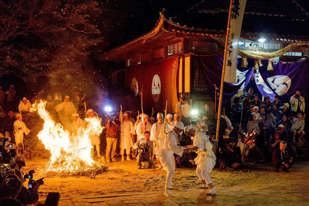 希少厄除け大分県国崎半島ケベス祭お面 起源も由来も不明の 激しい火祭り 「ケベス祭」 へ。 (大分県 国東市