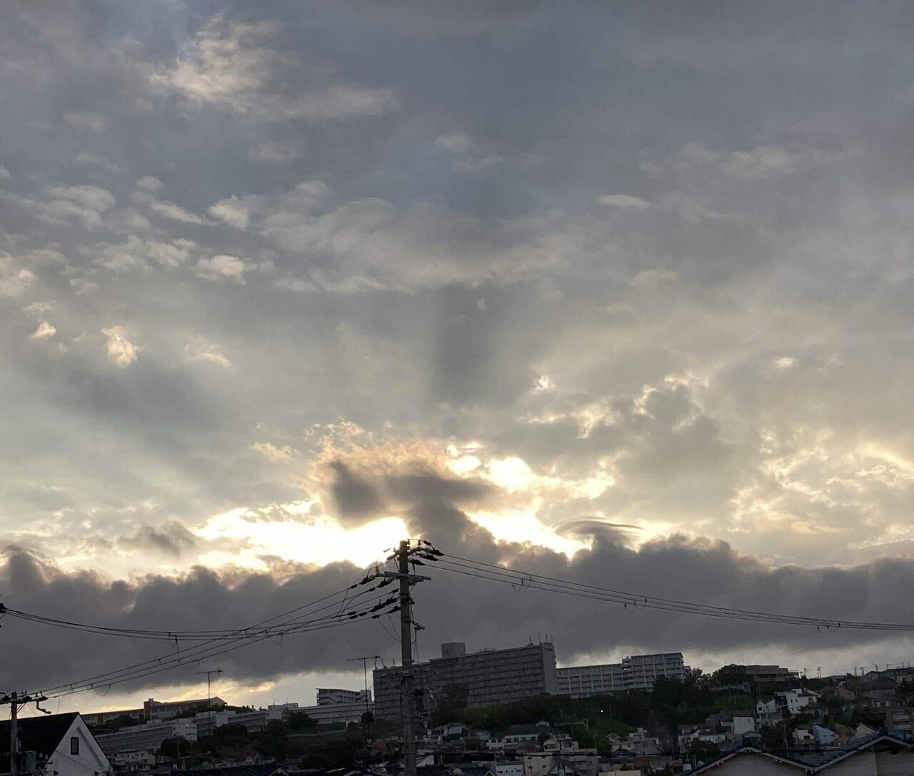 本日は 夕空で龍雲発見しましたよ 凄く長い雲がずっと南から北に向かってぐるぐると進んでいましたね ほんの5 １０分位の 散歩中で 繋がり悪 も一緒に夕空散歩 2時間アップに 7月9日 まあずママ Note
