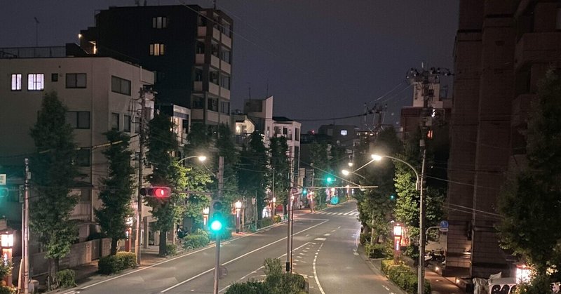 歩道橋の上で