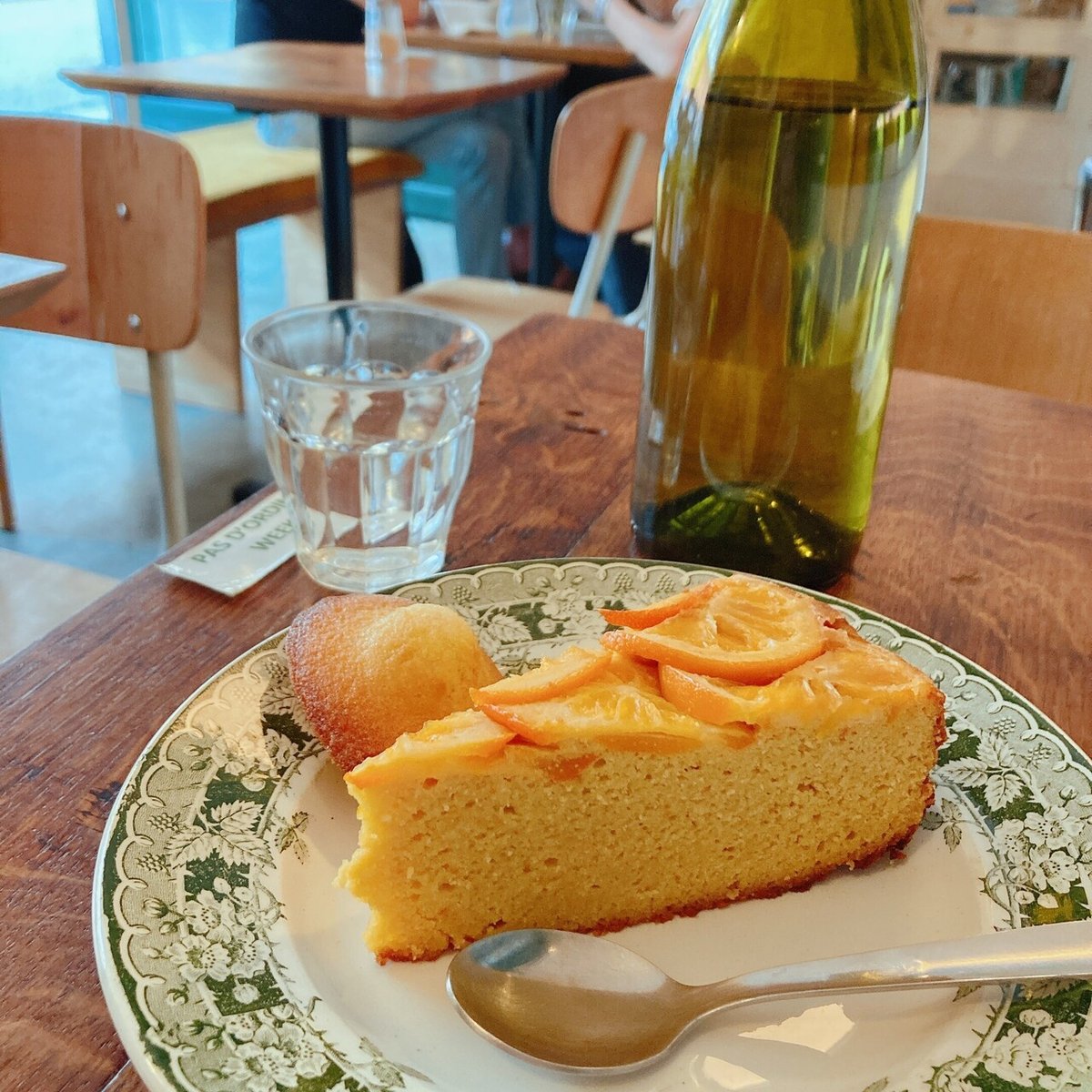 「パリの街角・オレンジ色のカフェ」 パリのカフェ｜パリ観光サイト「パリラマ Paris-rama」
