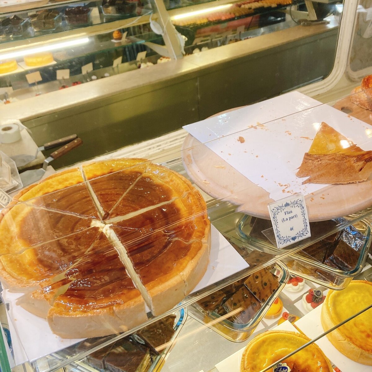 「パリの街角・オレンジ色のカフェ」 パリの美味しいもの⑤ パリの街角のお店 | まろんちゃんの花紀行