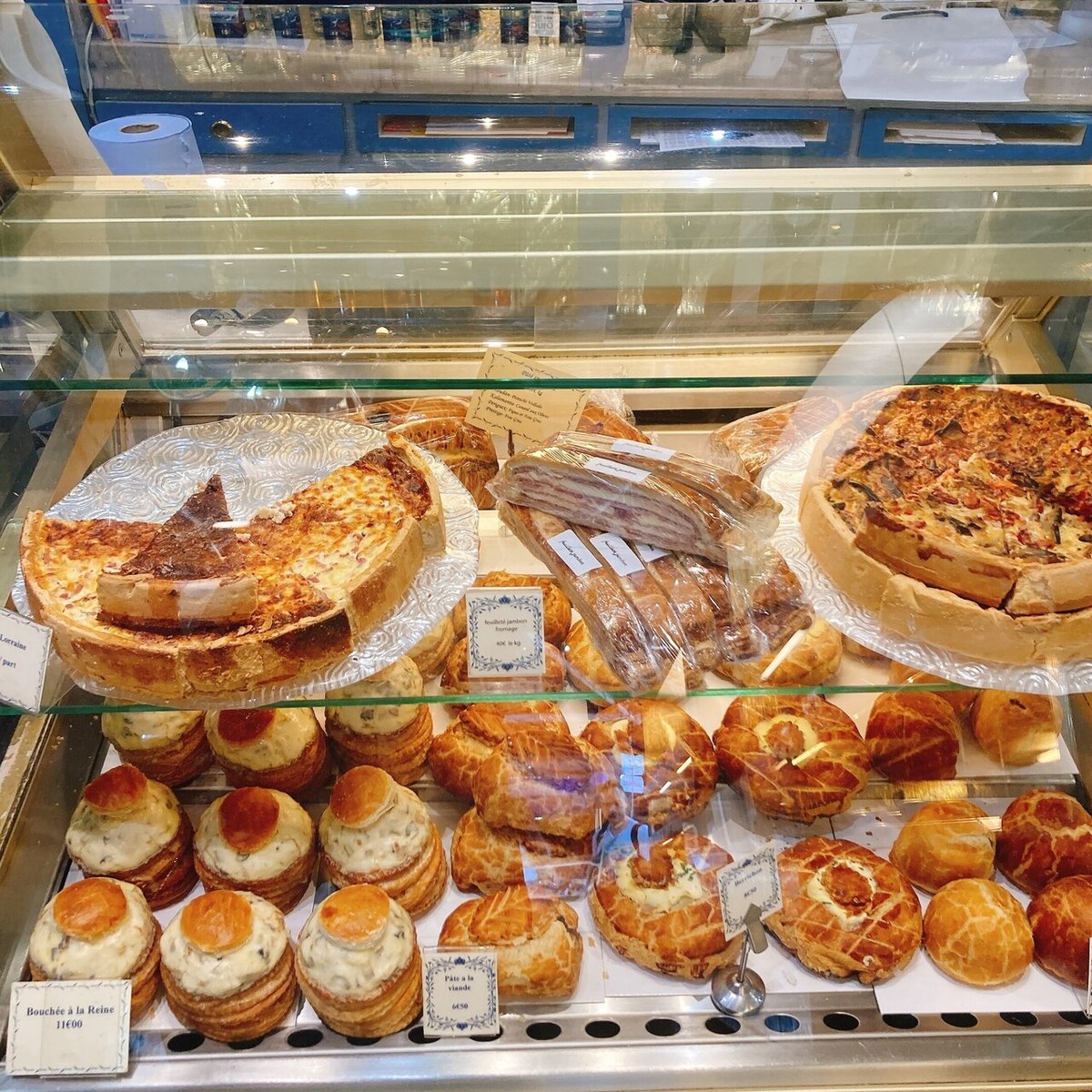 「パリの街角・オレンジ色のカフェ」 配布中】柔らかな夕暮れの光の下、魅力的なパリの街角カフェ