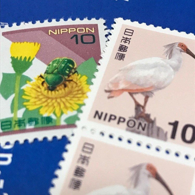 切手の整理してたら、すっごい前に買った10円切手が昆虫だった！（最近買ったのは鳥）いつの間に変わったんだろ？昆虫版もかわいいのに〜（たしか全容が見えないように写真撮ったら大丈夫でしたよね？）（偽造防止のため斜線入れないとあかんかったはず）