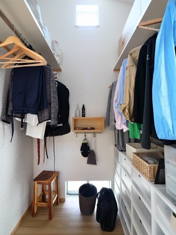 天井が高く 小さな高窓があるウォークインクローゼット みゆう ママ建築士 Note