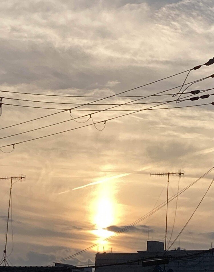 これが今日は、太陽柱、サンピーラーに見えました。レンズ越しにですよ。肉眼でも少し長めに見えたので撮ったら数枚太陽柱でした。朝と夜土砂降りでしたね。#太陽柱な夕日
