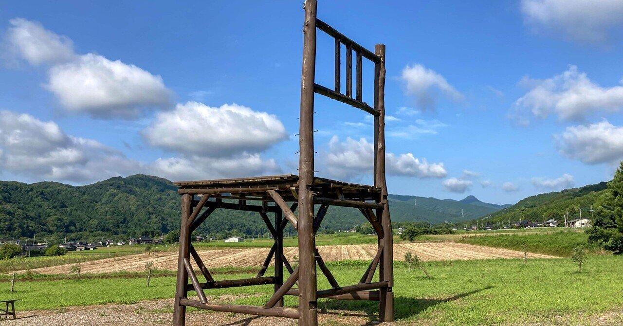 大きな木の椅子 ２代目「大きな椅子」がまた話題に 豊前市の「もみじ学舎」 | ニュース