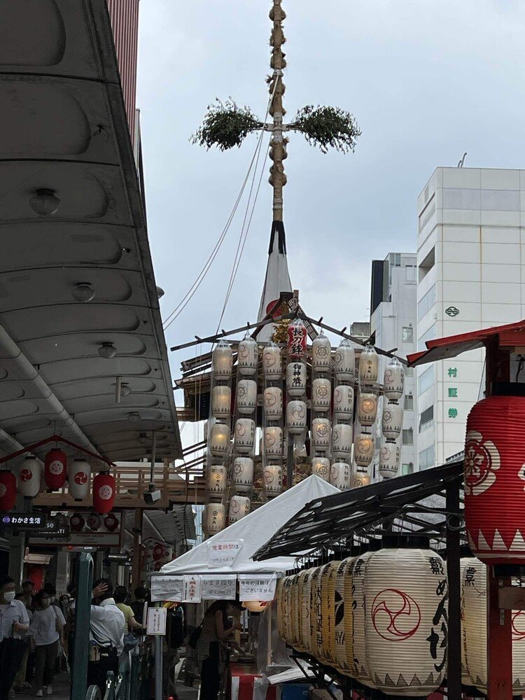 京都に来た。今日は祇園祭の宵宵宵山。長刀鉾のチマキは午前11時に売り切れたそうだ。街はお囃子の音がここかしこで聞こえてきて、祭りの気分が加速する。