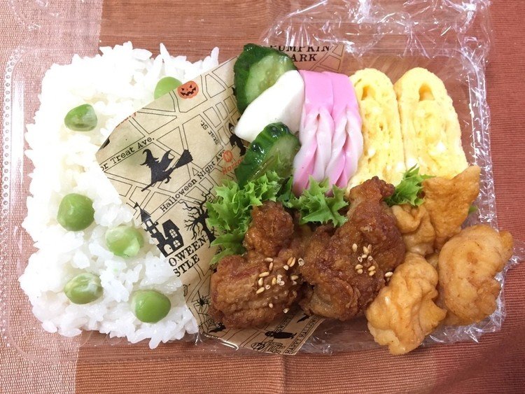 塩豆ごはん(塩豆を散らしただけ、たぶん余計なことしやがってご飯)、タレづけ唐揚げ、イカの唐揚げ、かまぼこ、玉子焼き。
#note弁当部  #お弁当