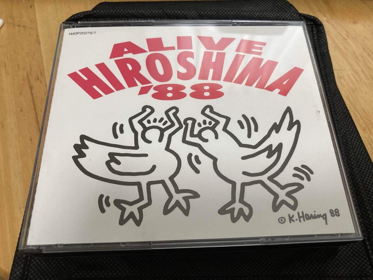 見えない自由がほしくて 見えない銃を撃ちまくる 本当の声を聞かせて