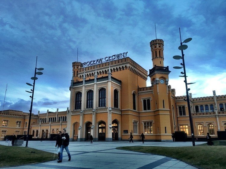 ヴロツワフ中央駅。2013年ごろ改修工事が行われたようで、古い建物ながらとても綺麗。