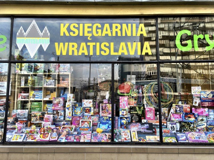 ヴロツワフの書店。本だけでなくおもちゃなども売ってる。奥にはフラフープも見える。