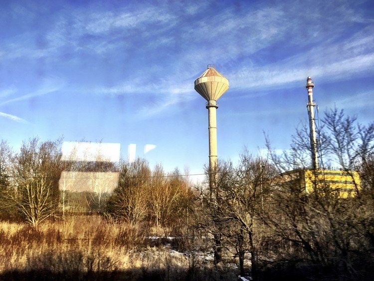 クラクフからヴロツワフへ向かう電車の車窓から。給水塔かな？