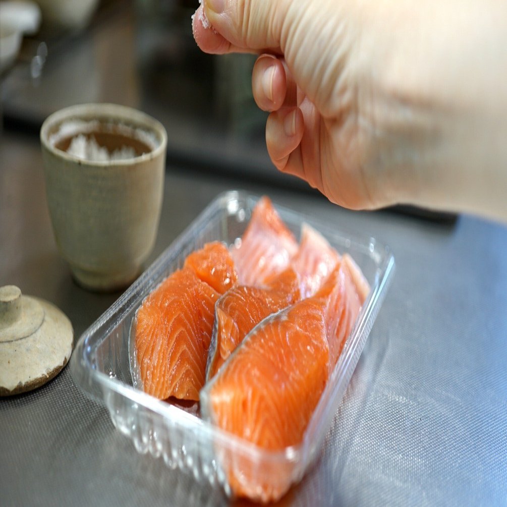 たった80円で革命が起きる 塩とふり方で 絶品 鮭の塩焼き 笠原なつみ 元気がなくても作れるレシピをお届け ふんわり糀家 Note