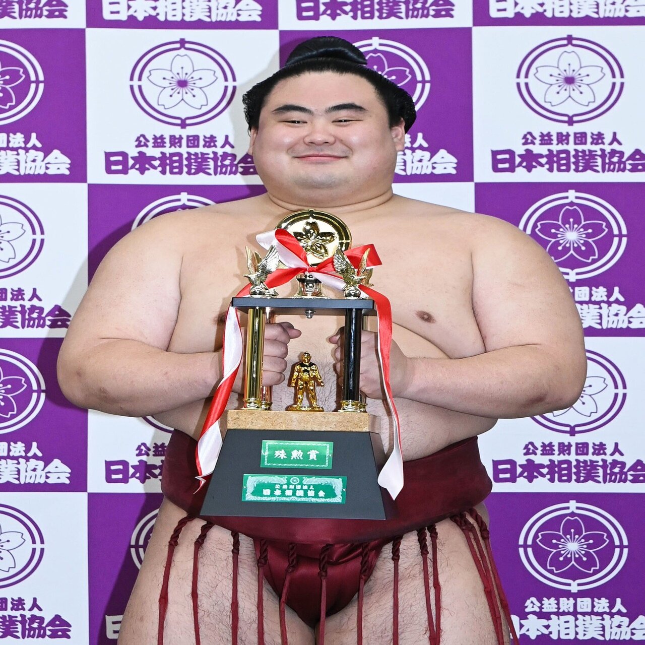隆の勝 大相撲新風録18 おにぎりくん がいつか賜杯を抱く日 佐藤祥子 文藝春秋digital