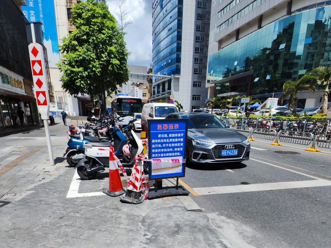 裏通りのゴチャゴチャのバイクなどをむりやり整備して停車ゾーンに押し込む メンテの意識が見え始めてきた深セン 習慣化して汚さなくなるまで頑張れるかな Takasu Masakazu Note
