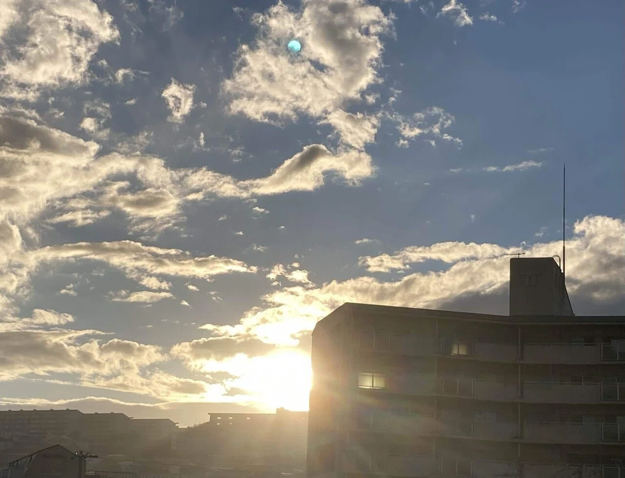 今日は瞬なのか？揺らぐ夕日から、一番下は夕日で伸びたオカンを抱っこ 