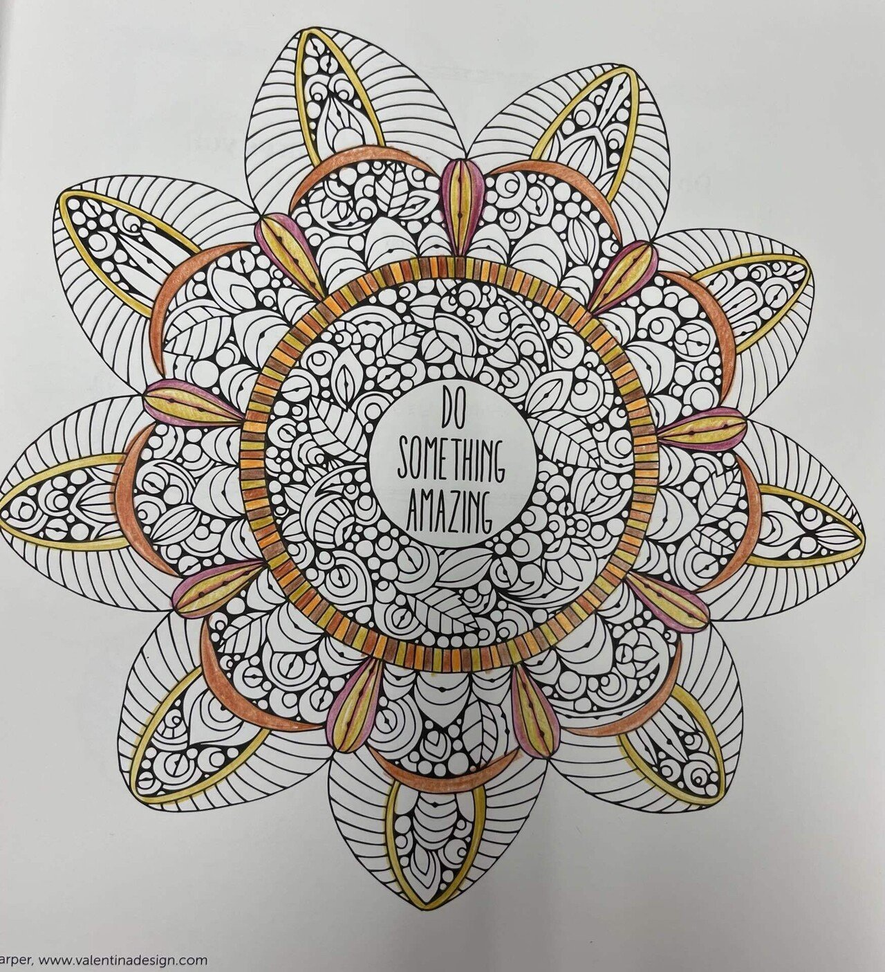 花模様の抽象的な絵画、大、中、小の花柄が織り成す華やかさの絵