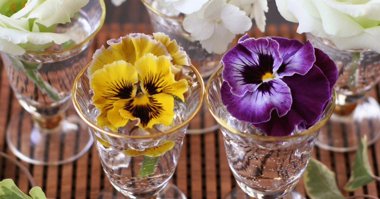 グラスのお猪口を花器に代用 縦長の形は小さな花をしっかり支える 暮らしの花研究家 Bloomingjoy Note