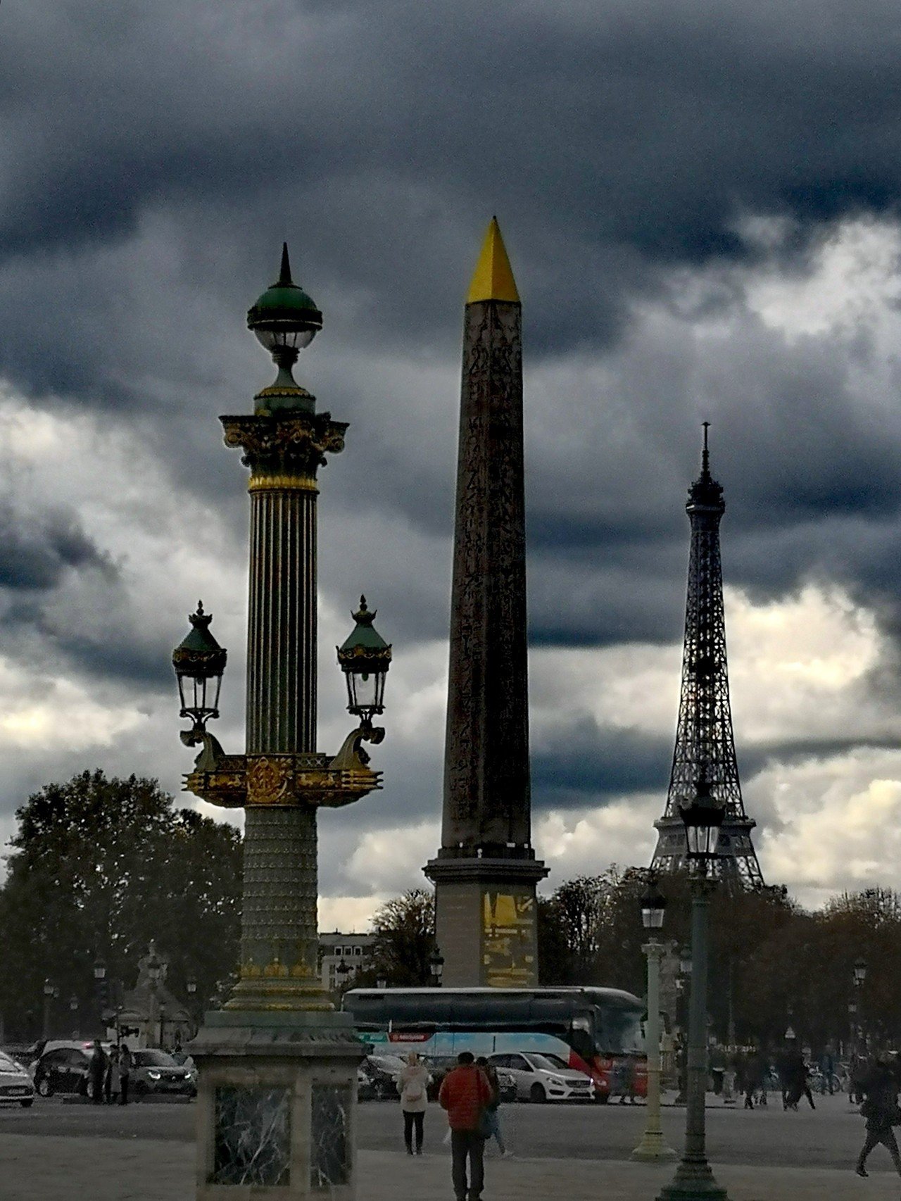 ずっと夏日だったパリが 冬時間に変わった途端 真冬みたいに寒くなりました グレーなパリの空の色の下のエッフェル塔とオベリスクと街灯のトリオです パリ コンコルド広場より ミカリュス Note