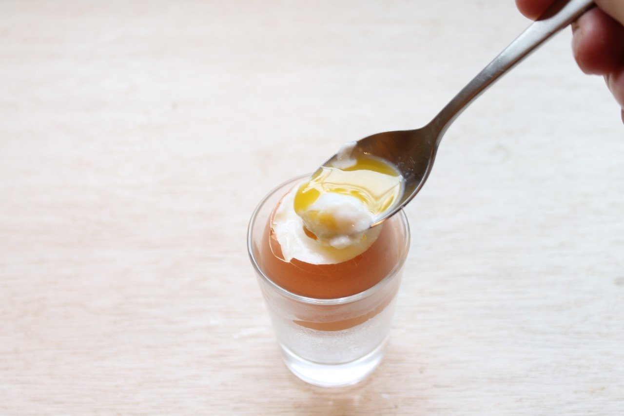 ゆで卵の作り方のコツは卵を茹でない|樋口直哉(TravelingFoodLab.) ゆで卵の作り方のコツは卵を茹でない|樋口直哉(TravelingFoodLab.)
