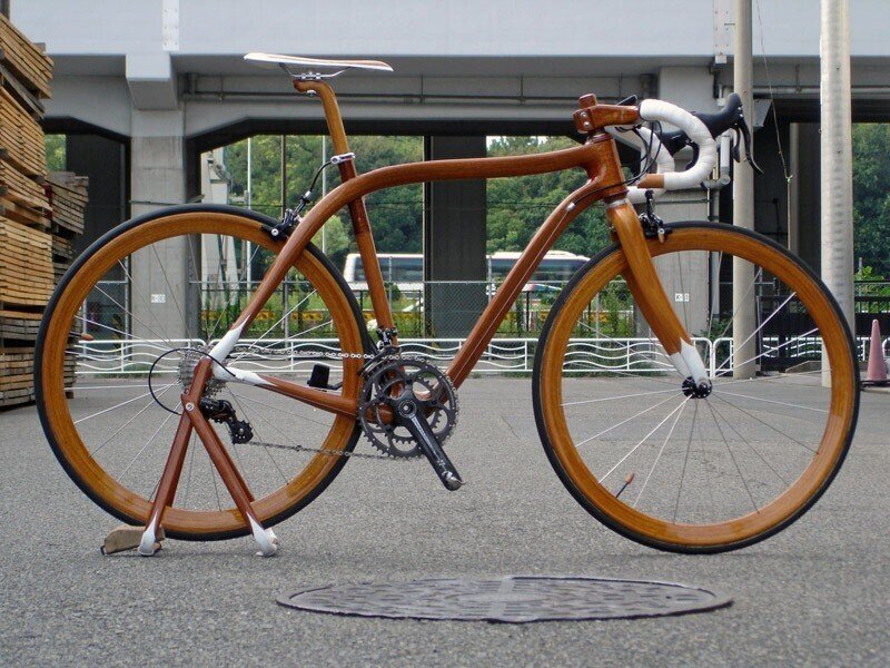 惚れ惚れするほど美しいマホガニー製の自転車