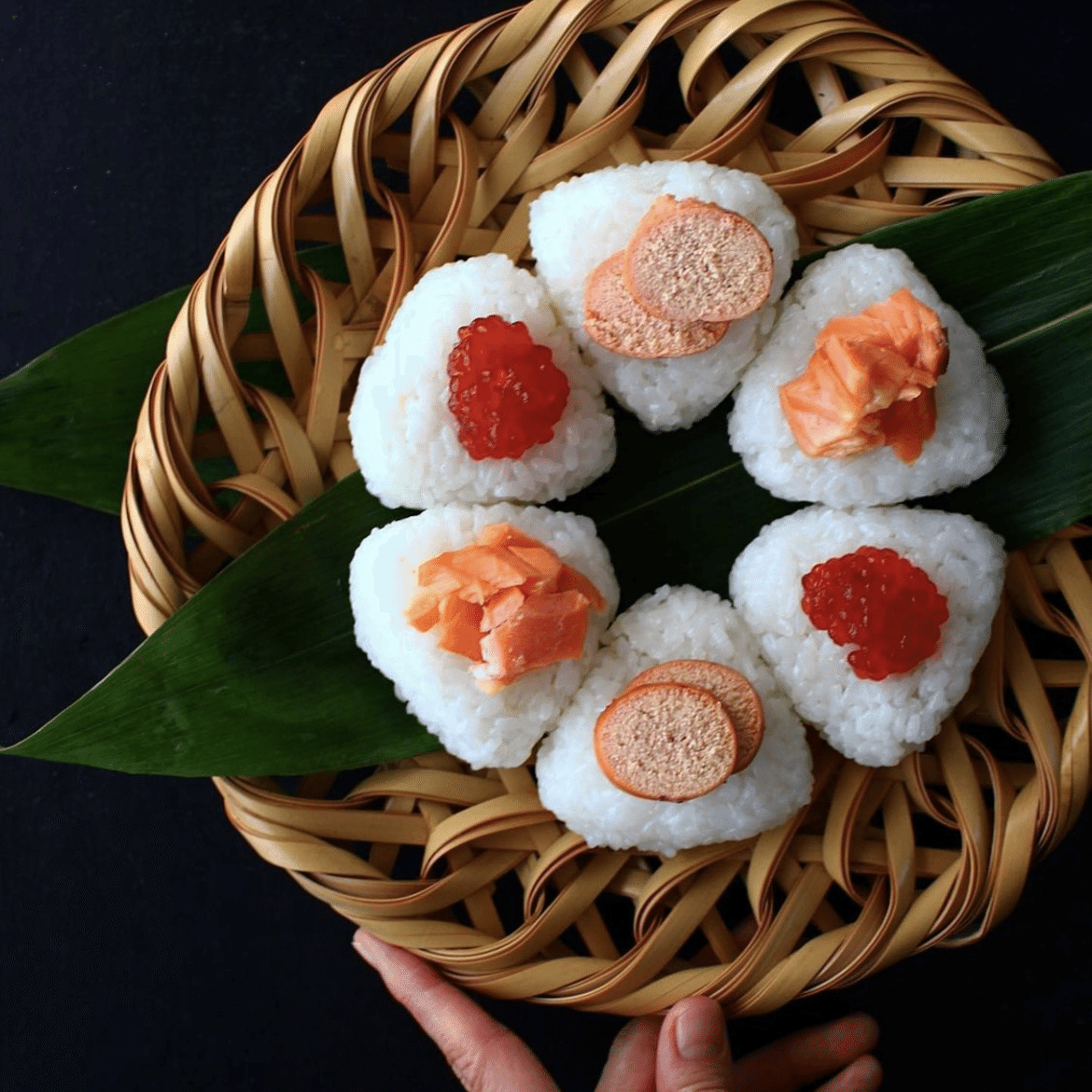 🔴赤色のおにぎり｜くいしんぼうのうつわ好きtukadakk 