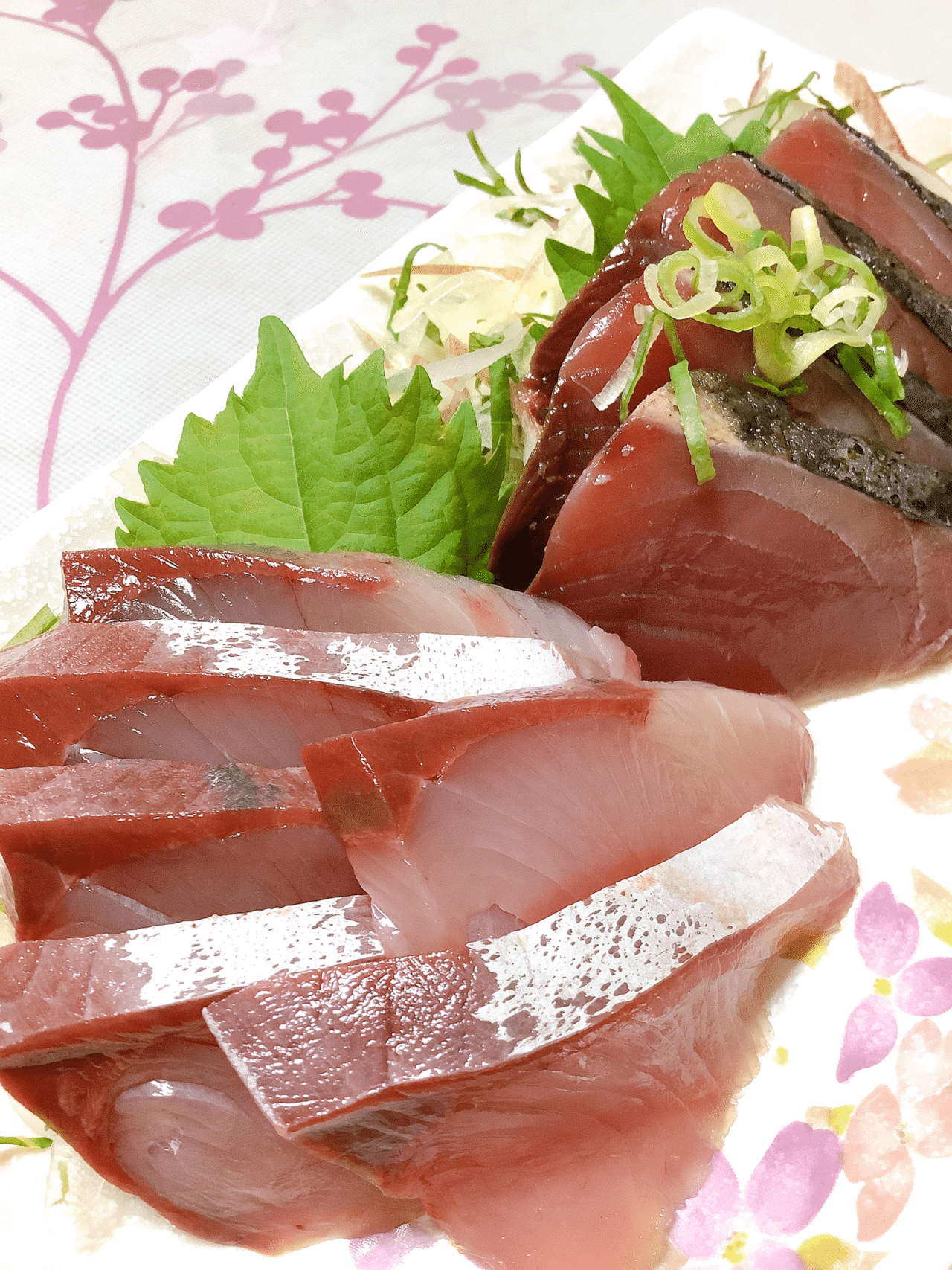 鰹とハマチのお刺身のツマには 玉ねぎスライス 茗荷 青シソですね 魚太郎で 少し安くして貰ったの 明日のピーちゃんねるは 自己犠牲と徳の違いです お楽しみに Peach Chan Note