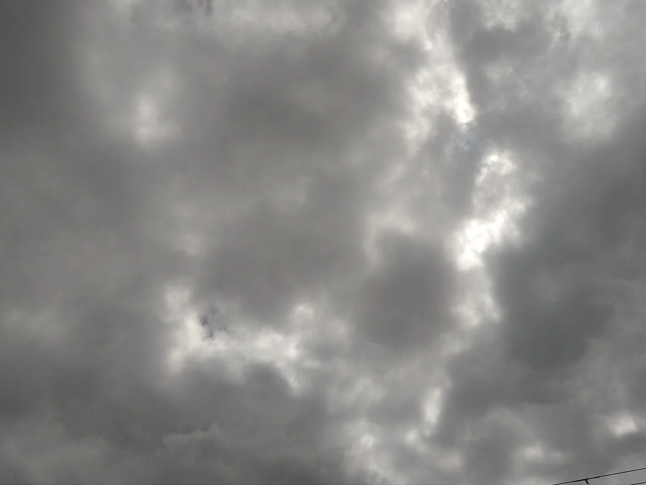 【詩】 どんよりと曇る空 連日の日照り続き みんな雨を待ち望む 不意に聞こえる 雨粒の協奏曲 空から落ちる音 雷鳴も響き渡り 静まり返る世界 ...