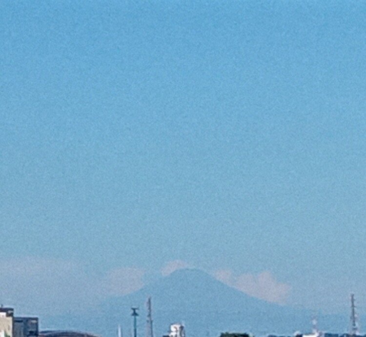 雲を背景に浮かび上がるような富士山