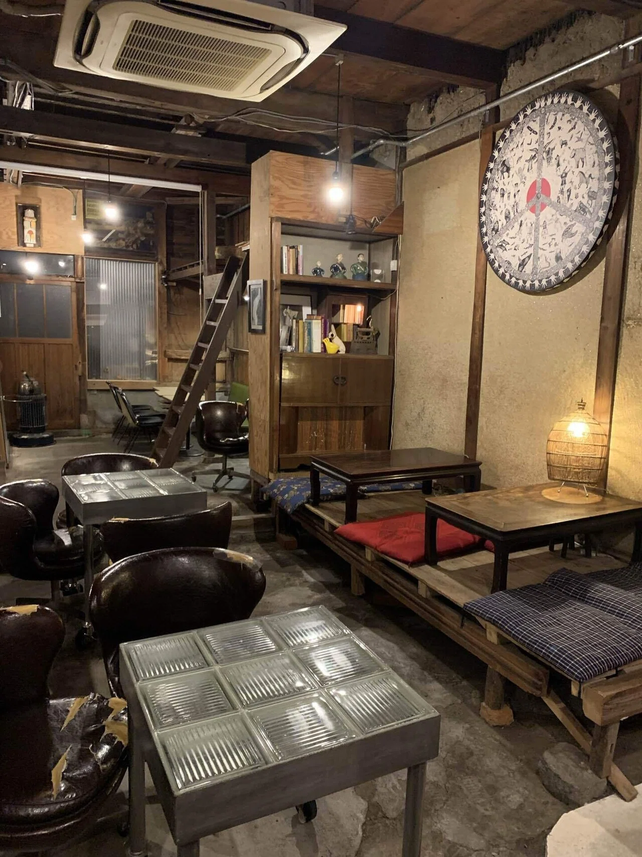 昭和　レトロ　机　傷あり　古民家　カフェ　インテリア 中崎町の古民家カフェ「Salon de AManTo 天人」に行ったよ 卒論