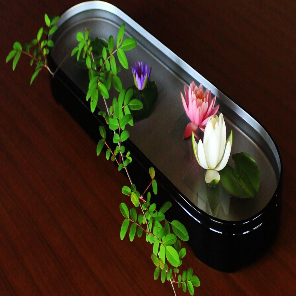 フラワーアレンジメントのルーツとされる花・睡蓮 ─モネの絵画と