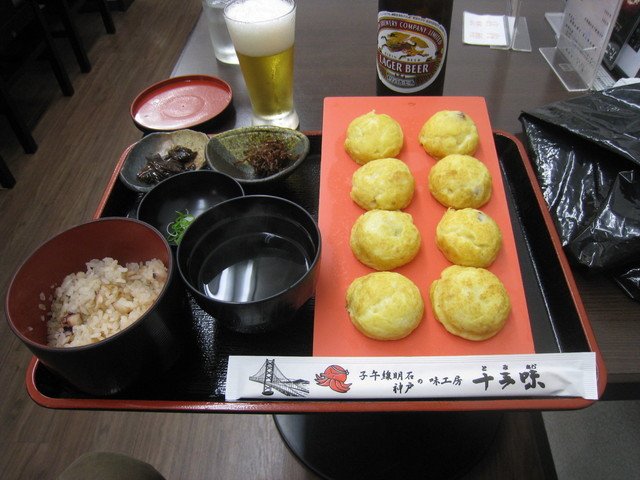 明石焼き定食です。たこ飯、いかなごのくぎ煮がセットになっています。