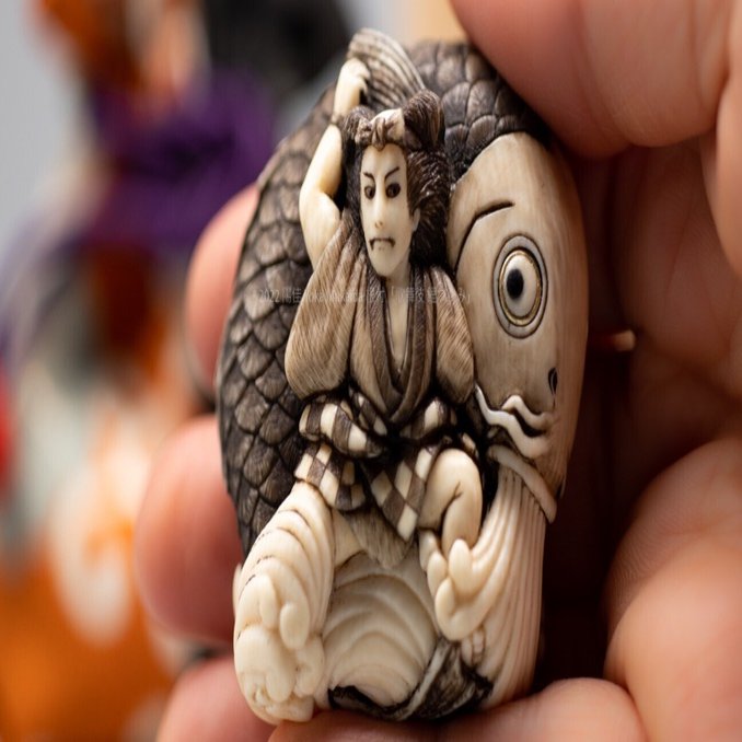 専用「根付のみ」　極上緒締木彫根付　65g 東Y7-0708⭐︎2Fトトカエ つげ 根付け 木彫り 彫刻 226 蓮の上の蜥蜴 トカゲ | 木彫り根付け