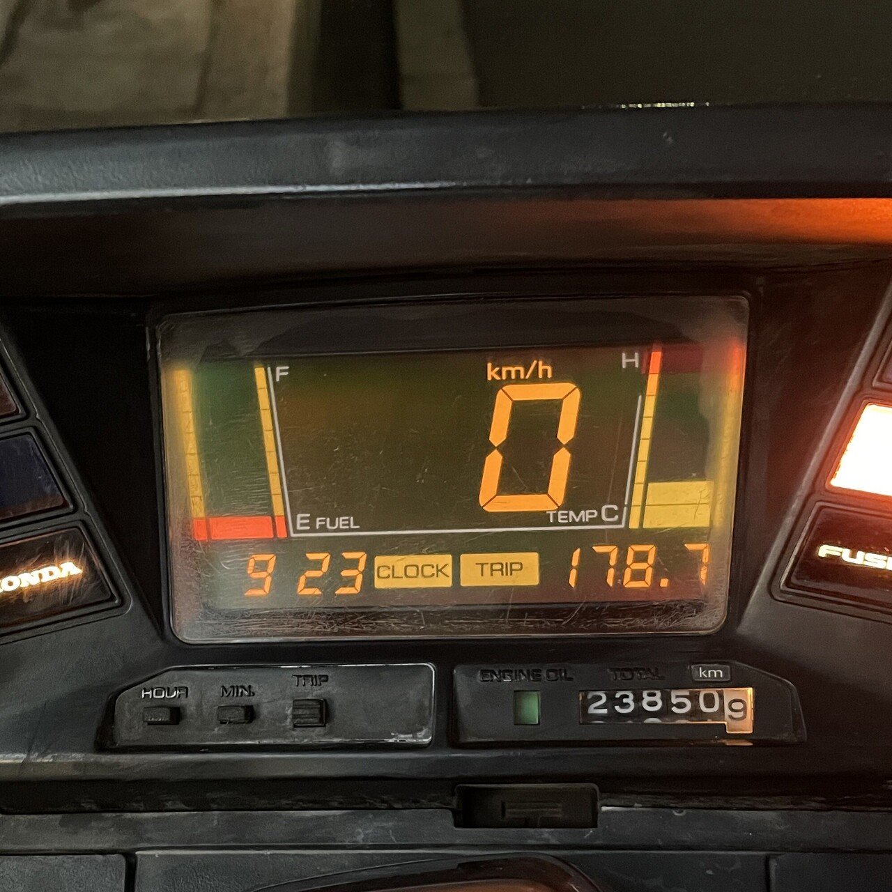 バイクの話】気になる、、、そんな時は磨く！！！フュージョンメーター