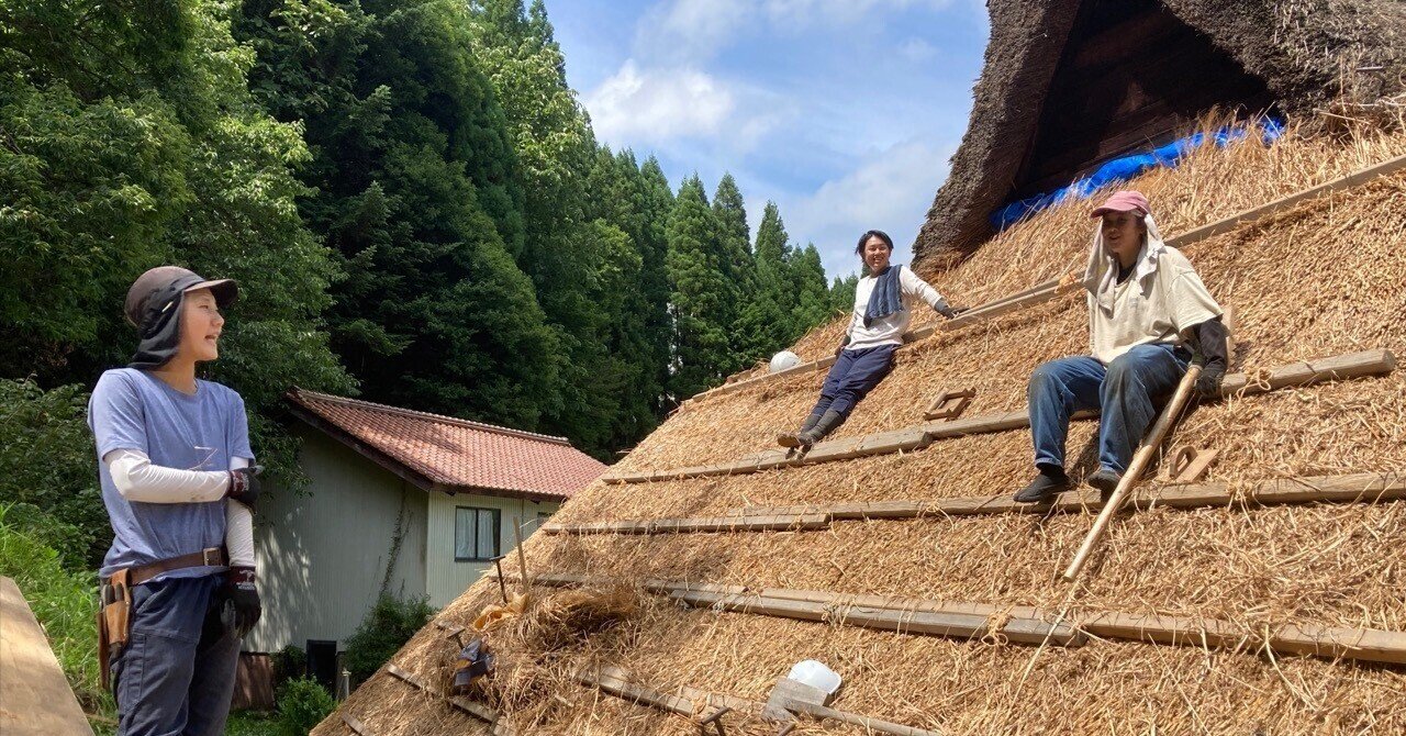 職場体験のひとこま「茅葺き屋根の上で」（2022/8/2）｜Yayoi Kono