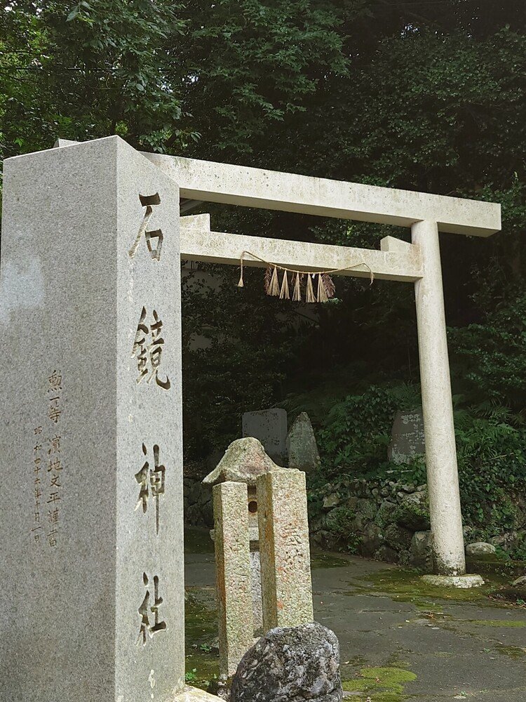 漁港の近くの集落の中にあった。