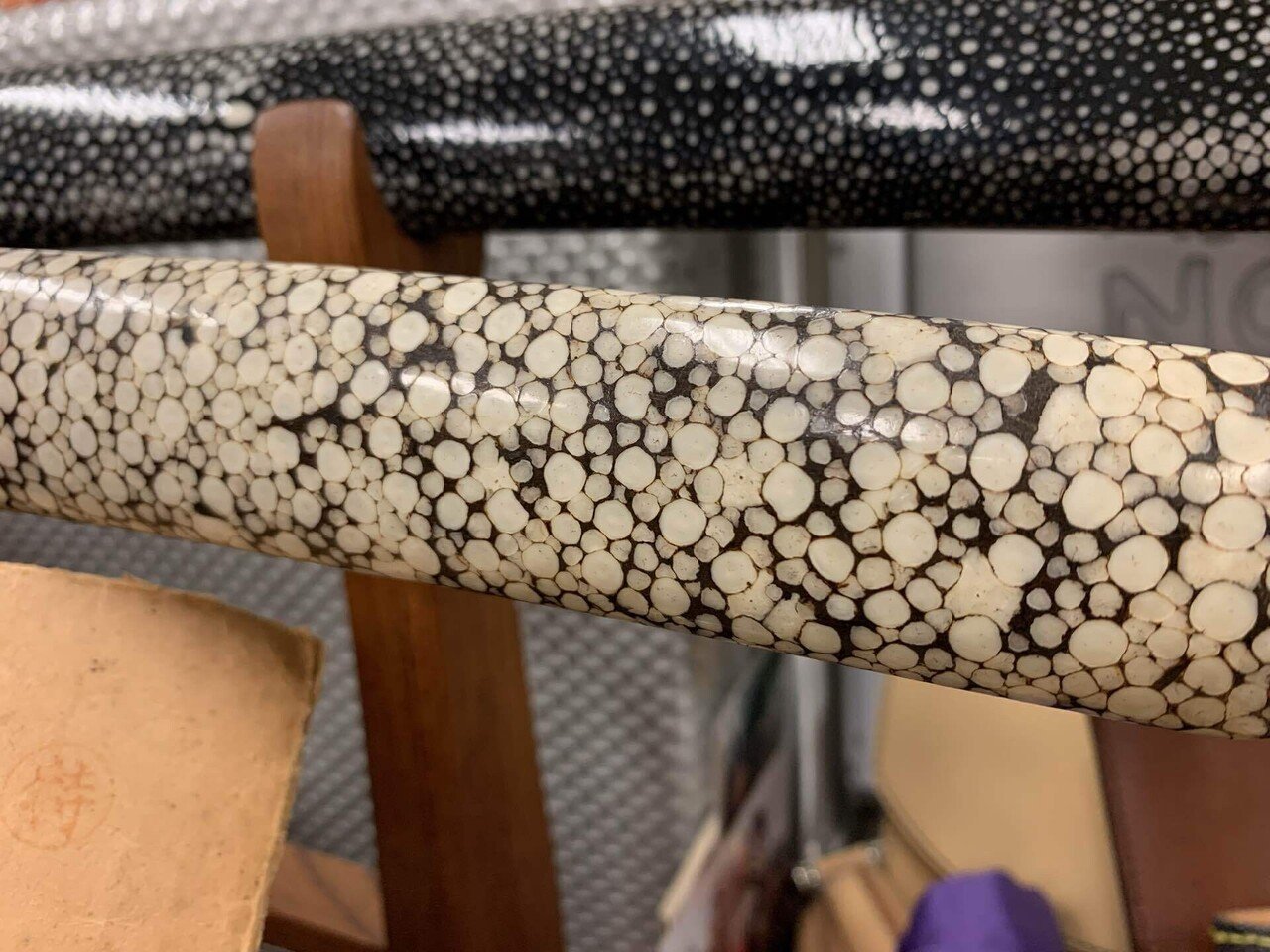 刀の鞘に！最高級のエイ革『梅花皮』豆編｜シャークジャーナリスト沼口麻子