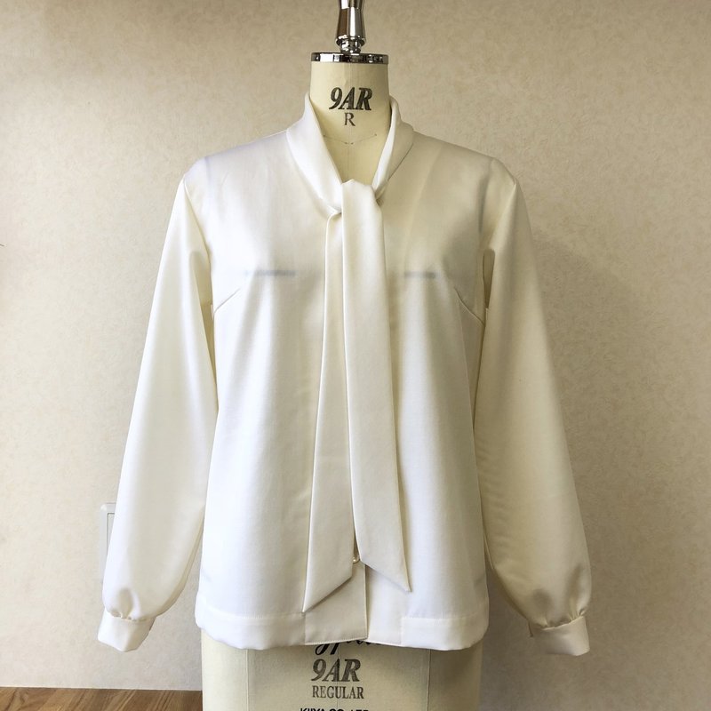 ウールのボウタイブラウス Kazuko Hirose Note