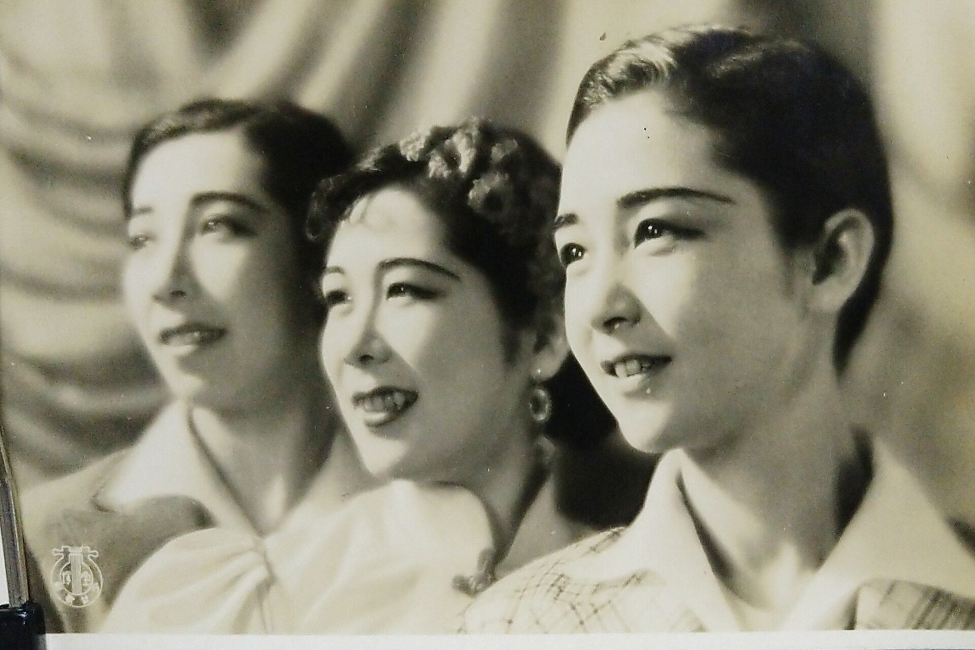 宝塚歌劇の昔のポストカードをもう一枚アップ。並んでいる3人、いずれ