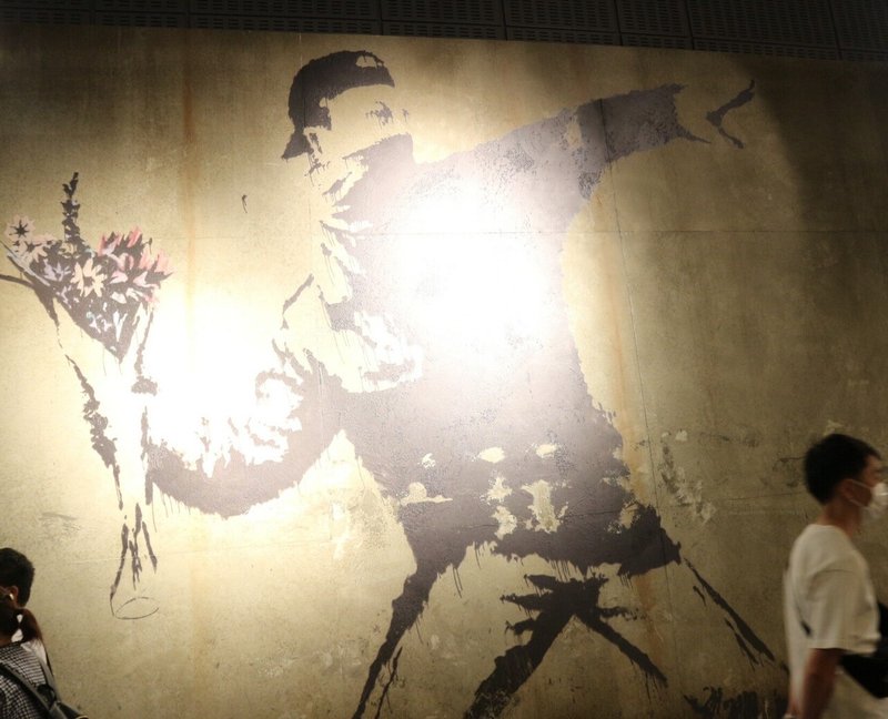 花束を投げる男壁画