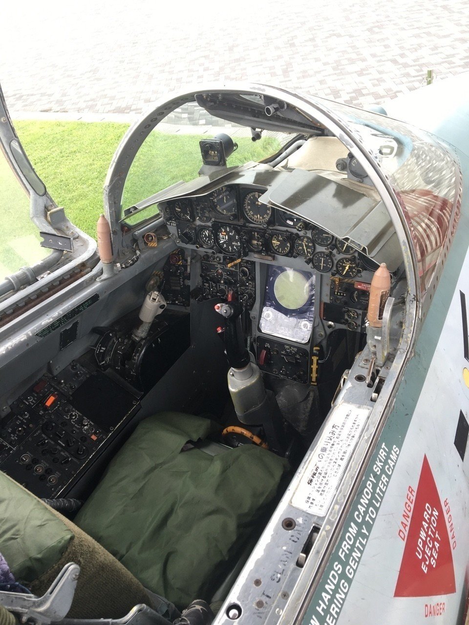 戦闘機の操縦席に座る でぃーぷ パーポー Note 戦闘機の操縦席に座る でぃーぷ パーポー Note