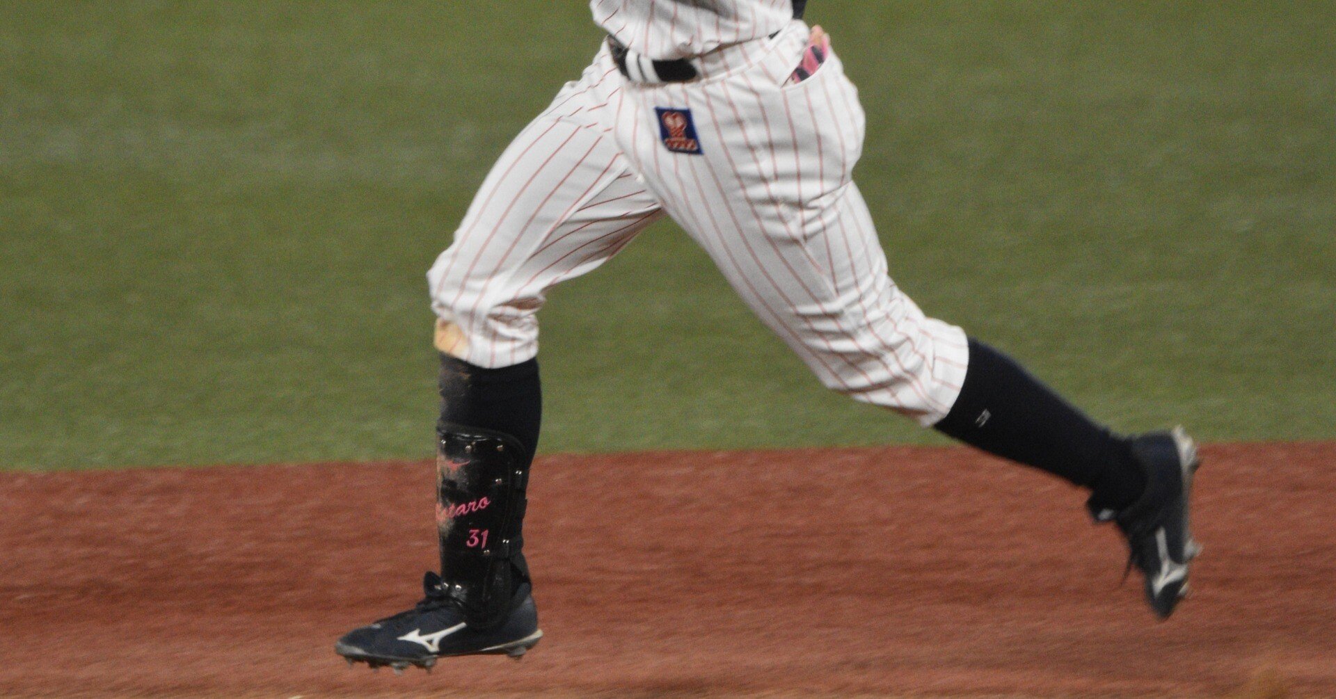 東京ヤクルト・山崎晃大朗のひざは今日も自由に「反応」しているか