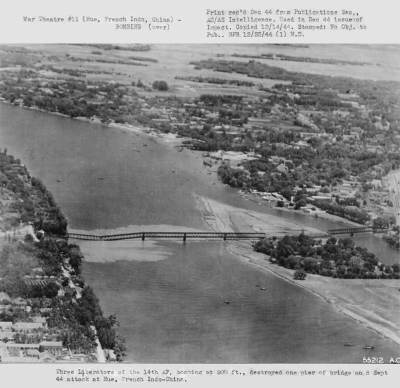 1944フエ近くで橋を爆破