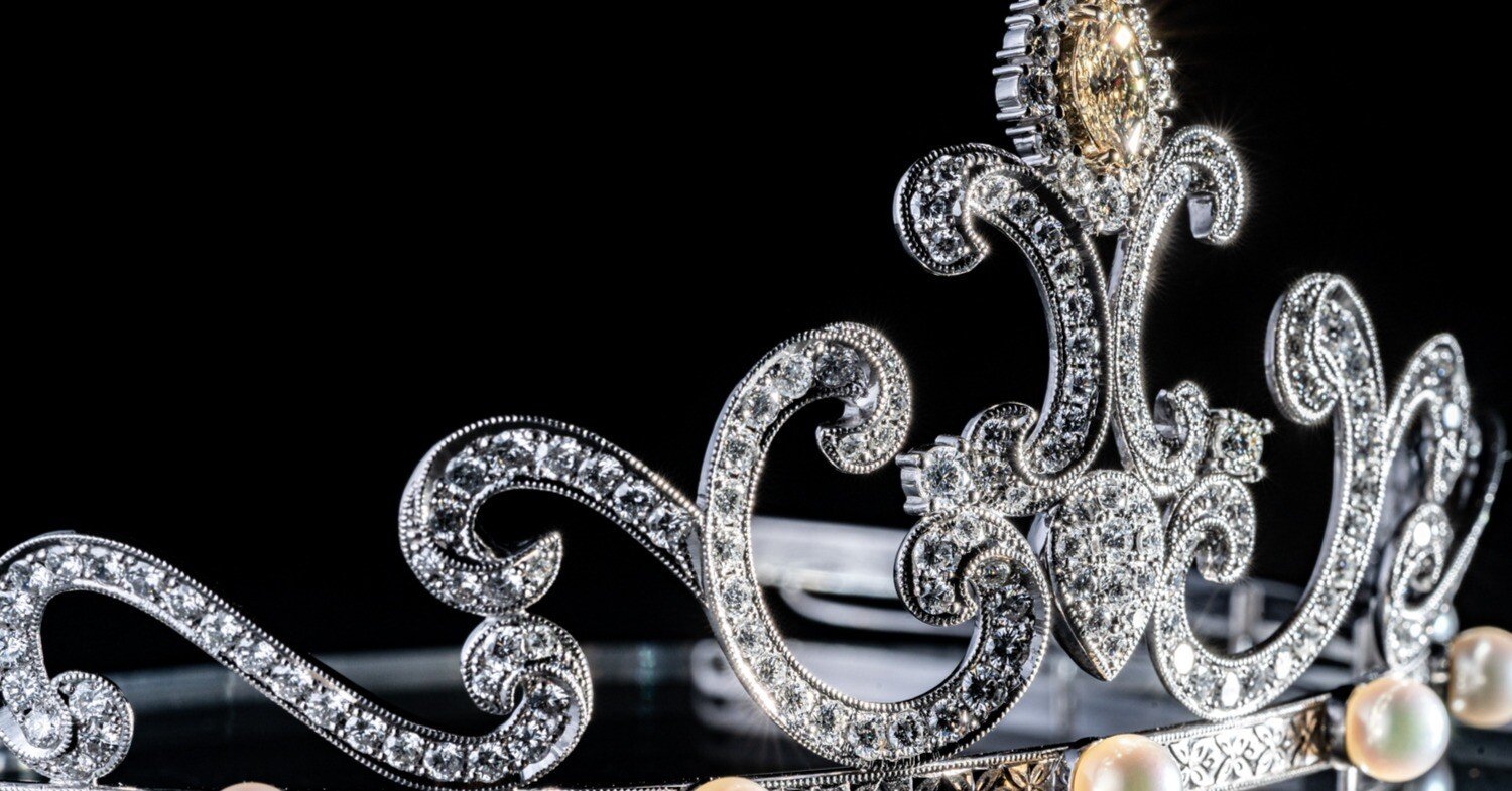 輝く女性たちに「本物」のジュエリーで彩られたティアラを冠する体験を