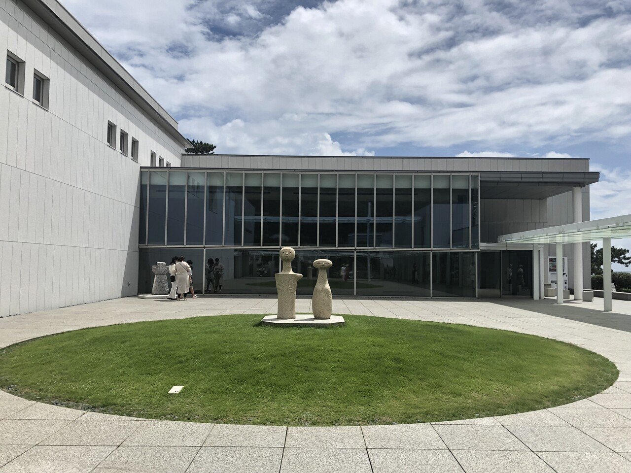 美術館を味わう⑥】海は余白となり、アートに解釈の深さを与える