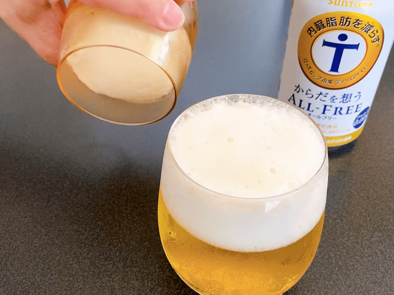 明るい時間から失礼して 冷えたビールをいただきます 乾杯 前に一口飲んじゃったおちゃめな旦那さん 気持ちはすごくわかる そしたらいきなりグラスをクルッとひっくり返した わっ こぼれるー と見せかけて全然こ ふーふーちゃんねる の嫁です Note